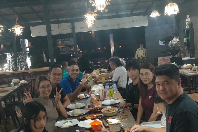 与客人聚餐