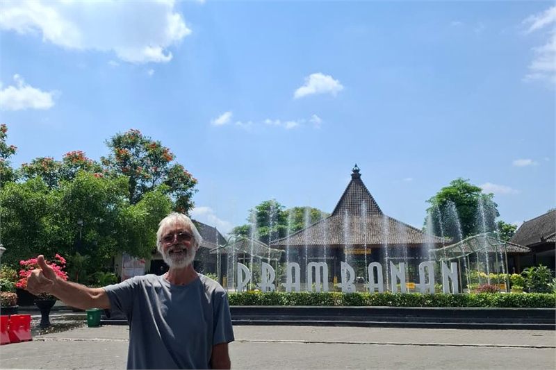 客人在普兰巴南门前合影